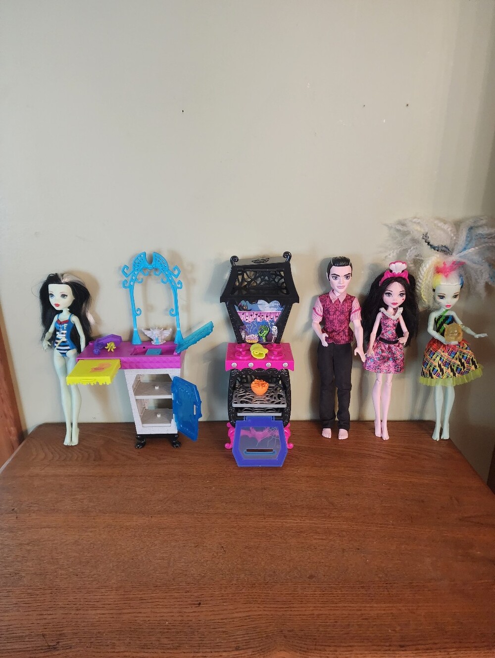 Monster High Vampire Kitchen And Dolls